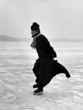 Catholic Priest Ice Skating Lámina fotográfica por John Dominis Catholic Priest Ice Skating Lámina fotográfica por John Dominis