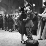 Couple in Penn Station Sharing Farewell Kiss Before He Ships Off to War During WWII Photographie par Alfred Eisenstaedt