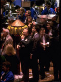 Busy Trading Floor of NY Stock Exchange Reproduction photographique sur papier de qualité par Ted Thai