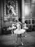 Ballerinas at the Paris Opera in Rehearsal in the House Photographie par Alfred Eisenstaedt
