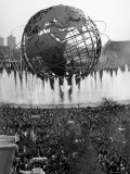 Fountains Surrounding Unisphere at New York World's Fair on Its Closing Day Fotografisk tryk af Henry Groskinsky
