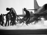 Global Navy Air Operations on Carrier Independence Reproduction photographique sur papier de qualité par John Dominis