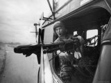 Crew Chief Lance Cpl. James C. Farley Manning Helicopter Machine Gun of Yankee Papa 13 Fotografisk trykk av Larry Burrows