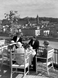 Dining Outside at Restaurant on Roof of Excelsior Hotel Photographie par Alfred Eisenstaedt