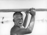 Freckled Surfer Larry Shaw Carrying Surfboard on His Head Premium-Fotodruck von Allan Grant