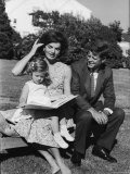 Presidential Candidate Senator Jack Kennedy with His Wife Jacqueline and Daughter Caroline Photographie par Paul Schutzer