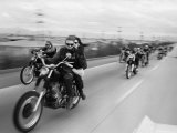 Hell's Angels Motorcycle Gang on the Road Fotografisk tryk af Bill Ray Hell's Angels Motorcycle Gang on the Road Fotografisk tryk af Bill Ray