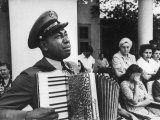 Navy CPO Graham Jackson Playing Accordian, Crying as Franklin D Roosevelt's Body is Carried Away Photographie par Ed Clark