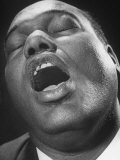 Close Up of Conductor of St. Paul's Baptist Church Choir, Earl Hines Singing 写真プリント - ルーミス・Dean