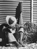 Haitian Native Engaged in a Siesta Next to Giant American Toothbrush Ad He Totes Around the Streets Valokuvavedos tekijänä Rex Hardy Jr.