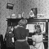 Patricia Colleen Altree Playing the Piano with Her Two Sisters Photographie par J. R. Eyerman