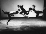 Four Male Members of the Limon Company Rehearsing Reproduction photographique sur papier de qualité par Gjon Mili
