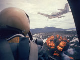 American Jets Dropping Napalm on Viet Cong Positions Early in the Vietnam Conflict Fotografisk trykk av Larry Burrows