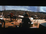 Huge Crowd Listening to a Band Onstage at the Woodstock Music and Art Festival Reprodukcja zdjęcia autor Bill Eppridge