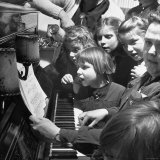Children Singing Around the Piano at Orphanage Photographie par Tony Linck