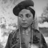Close Up of Uighur Girl from Kashgar Lámina fotográfica por William Vandivert