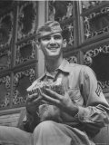 American Soldier Holding Chinese Money Reproduction photographique sur papier de qualité par Jack Wilkes