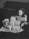 Chinese Girl Holding Currency Reproduction photographique sur papier de qualité par Jack Wilkes
