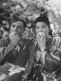 GI and a Japanese Girl Eating Apples in the Park Photographie par John Florea