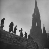 Sunday Volunteer Workers Working in the Martin Luther Platz Fotografie-Druck von William Vandivert