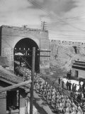 Communist Soldiers Marching Through Gates of Great Wall Photographie par George Lacks