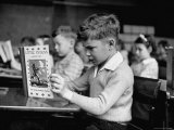 Child Reading a Book in School Photographie par Frank Scherschel