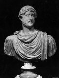 Bust of the Emperor of Rome, Hadrian Reproduction photographique sur papier de qualité