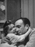 Man Hugging His Daughter Reproduction photographique sur papier de qualité par Nat Farbman