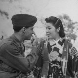GI Teaching a Japanese Girl How to Speak in English in the Park Photographie par John Florea