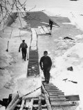 Ice Blocks Being Cut from a Lake Are Floated in Water, Then Up a Runway to a Storage House Impressão fotográfica premium por George Silk Ice Blocks Being Cut from a Lake Are Floated in Water, Then Up a Runway to a Storage House Impressão fotográfica premium por George Silk