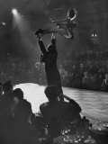 Can Can Dancer Held Up in the Air by a Performing Gentleman at the Paris Show Lámina fotográfica de primera calidad por Nat Farbman Can Can Dancer Held Up in the Air by a Performing Gentleman at the Paris Show Lámina fotográfica de primera calidad por Nat Farbman