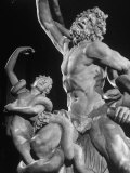 Detail of Laocoon Statue on Display in Museum Reproduction photographique sur papier de qualité par Bernard Hoffman