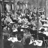 Parisians Dining Outdoors in Balmy Spring Weather Lámina fotográfica por Nat Farbman Parisians Dining Outdoors in Balmy Spring Weather Lámina fotográfica por Nat Farbman