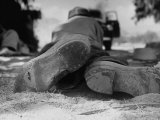 Close Up of Worn Out Shoes Being Worn by Mexicans Who Crossed Border Into US Illegally 写真プリント - ルーミス・Dean