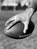 Holding the Football is Player Paul Dekker of Michigan State Lámina fotográfica por Joe Scherschel Holding the Football is Player Paul Dekker of Michigan State Lámina fotográfica por Joe Scherschel