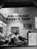 Barber Giving One of His $2.50 Haircuts Impressão fotográfica premium por George Silk Barber Giving One of His $2.50 Haircuts Impressão fotográfica premium por George Silk