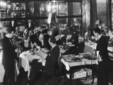 Waiters Serving at Marlborough House, a Speakeasy Haven For Drinking Socialites During Prohibition Premium fotografisk trykk av Margaret Bourke-White