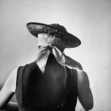 Model Wearing Bandanna Base under Straw Skimmer Photographie par Gordon Parks