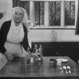 Matron Miss More, Taking Care of All Ill and Ailing Schoolers Lámina fotográfica por Cornell Capa Matron Miss More, Taking Care of All Ill and Ailing Schoolers Lámina fotográfica por Cornell Capa