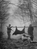 Jim Atchley and Dr. Ray Atchley Carrying Boar That They Killed Lámina fotográfica por Ralph Crane Jim Atchley and Dr. Ray Atchley Carrying Boar That They Killed Lámina fotográfica por Ralph Crane