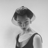 Model Ivy Nicholson Showing Off a Design by Hubert de Givenchy Lámina fotográfica por Nat Farbman Model Ivy Nicholson Showing Off a Design by Hubert de Givenchy Lámina fotográfica por Nat Farbman