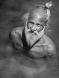 Elderly Sikh Bathing in the Sacred Waters of the Pool in Front of the Golden Temple Lámina fotográfica por Margaret Bourke-White