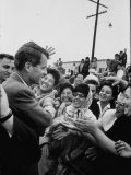 Attorney General Robert F. Kennedy Greeting Supporters Impressão fotográfica premium por George Silk Attorney General Robert F. Kennedy Greeting Supporters Impressão fotográfica premium por George Silk