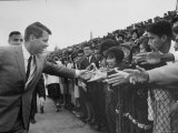 Attorney General Robert F. Kennedy Greeting Supporters Impressão fotográfica premium por George Silk Attorney General Robert F. Kennedy Greeting Supporters Impressão fotográfica premium por George Silk