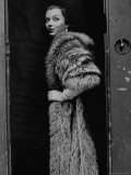 Lady Modeling Nine Foot, Six Let Out Skins Fox Coat, Selling For $675. Fur Made by Ritter Brothers Photographie par Gordon Parks