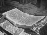 Close Up of the Granath, Compiled in Gurmukhi Script in 1600 by the Fifth Leader of the Sikhs Premium-Fotodruck von Margaret Bourke-White