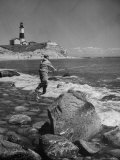 Man Fishing Off Montauk Point. Montauk Lighthouse Visible in Background Photographie par Alfred Eisenstaedt