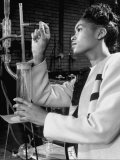 Howard University Student Working in Laboratory Lámina fotográfica por Alfred Eisenstaedt Howard University Student Working in Laboratory Lámina fotográfica por Alfred Eisenstaedt
