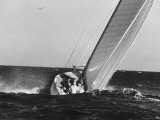 Boat Competing During Americas Cup Race Impressão fotográfica premium por George Silk Boat Competing During Americas Cup Race Impressão fotográfica premium por George Silk