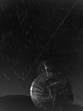 Antenna Bouncing First Message Off Echo I Satellite Lámina fotográfica por Grey Villet